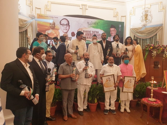 Dr  Abdul Rahman Vanoo Of Swachh Bharat Abhiyan Maharashtra Convener was honored with the Bharat Ratna Dr Ambedkar Award by the Governor of Maharashtra Shri Bhagat Singh Koshiyari.