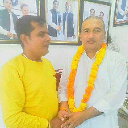 Film actor Ajay Yadav Formally Met SP Leader Rajendra Bahadur Yadav Discussion On Setting up a Shooting Hub in Mungra Badshahpur Jaunpur