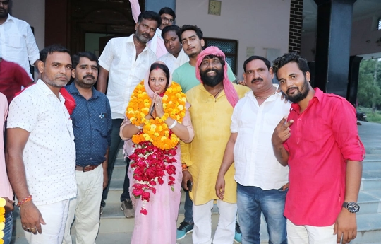 There was an influx of people congratulating Film Actor Pappu Yadav’s Wife Rekha Yadav on winning independently The Block Pramuk Elections