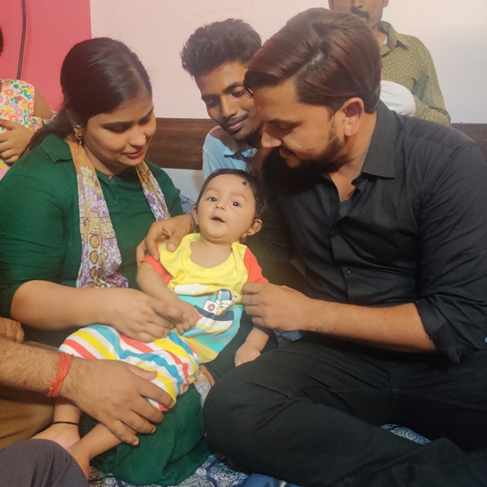 Bhojpuri Superstar Gunjan Singh Met Innocent Ayansh  A Victim Of Rare Disease  Provided Financial Help