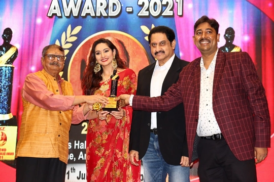 Dr  KRISHNA CHOUHAN HONORED ACTRESS TANISHA MUKHERJEE WITH THE AWARD NAMED  LEGEND DADASAHEB PHALKE AWARD 2021