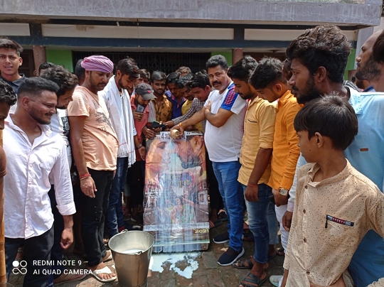 The poster of Bhojpuri’s Rajinikanth Hit Machine Khesari Lal Yadav’s Chori Chori Chupke Chupke was showered by the fans with milk