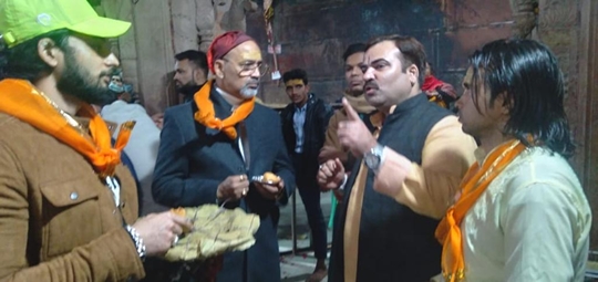 Ashish Goswami  felicitates Bollywood Producer – Director Alok Shrivastava at banke bihari temple Vrindavan Mathura