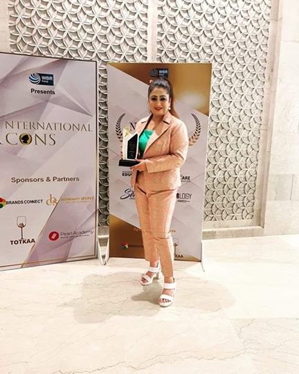 Producer and Social Activist Ms  Eram Faridi was been awarded for International Icons Awards 2022