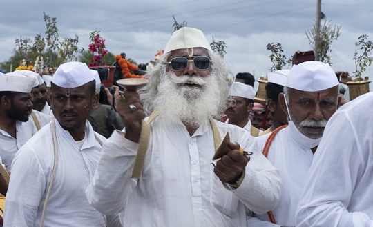 परवेझ दमानिया आणि रतन लुथ हे भारतातील प्रख्यात छायाचित्रकारांच्या लेन्समधून पंढरपूर वारीची अप्रतिम छायाचित्रे ‘द  ग्रेट पिलग्रिमेज, पंढरपूर’  या नावाने घेऊन आले आहेत