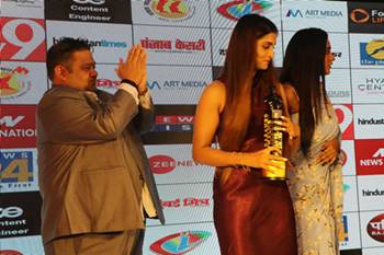 Ragini  K Singh Receives The Dadasaheb Phalke Indian Television Award For Best Designer Of The Year